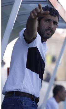 El técnico de Club Deportivo Ourense parece indicar con su dedo el camino hacia la consecución del ascenso.