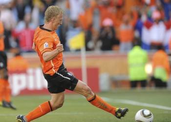 El holandés Kuyt marca el segundo gol. (Foto: Srdjan Suki)