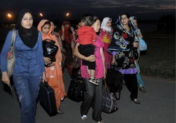Estudiantes pakistaníes rescatados de la ciudad de Osh, en Kirguizistán.