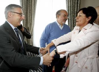José Blanco saluda a la vicepresidenta de Cantabria, Dolores Gorostiaga. (Foto: A. Aja)