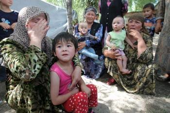 Refugiados uzbekos esperan en al frontera con Uzbekistán. (Foto: Sergei Ilnitsky)