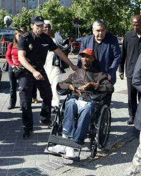 La víctima, de 45 años, sólo puede moverse en silla de ruedas. (Foto: J.J. Guillén)