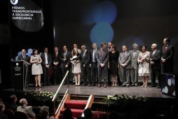 Imagen del grupo de los empresarios galardonados, posando para las cámaras tras recibir sus premios a la excelencia empresarial. (Foto: Miguel Angel)