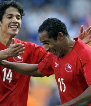Jugadores hondureños felicitándose por la victoria