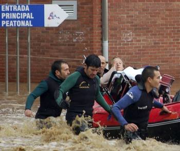 Buzos de la Guardia Civil evacúan a una paciente del hospital asturiano de Arriondas.