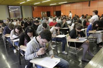 Jovenes durante la prueba de selectividad en Ourense. (Foto: Miguel Angel)
