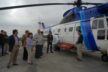 La comitiva, a la que se sumaron los alcaldes locales, visitaron el helicóptero 'Super puma'. (Foto: Eva Domínguez)