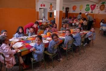 Escolares en un comedor del centro educativo de Entrimo. (Foto: Eva Domínguez)