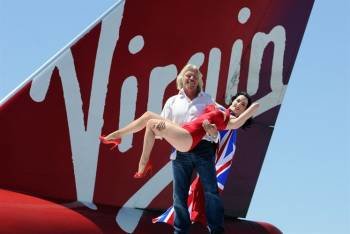 Dita Von Teese en brazos de Richard Branson, presidente de Virgin Atlantic