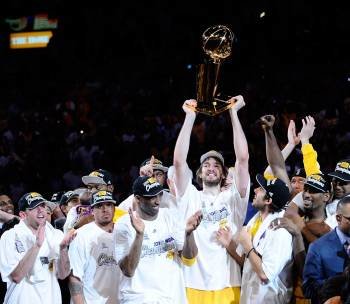 Gasol levanta la copa de campeón de la NBA.
