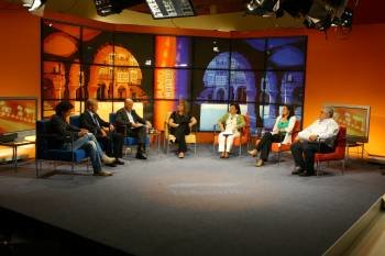 Marcos álvarez, Joaquín Lamela, Alberto Fidalgo, Nora Sola, Carmen Leyte, Mercedes Alonso y Luis Cid, durante el debate. (Foto: José Paz)