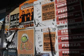 Carteles de las fiestas, en una fachada del centro. (Foto: Miguel Angel.)