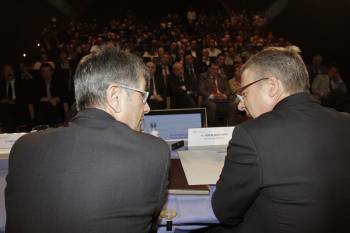 Rodríguez y Blanco charlan en la asamblea.
