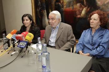 Isabel Pérez, Arturo Lezcano y Maribel Outeiriño presentaron la obra 'El Ourense de don Vicente'. (Foto: Miguel Angel)