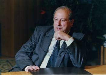 Victorino Núñez, en su despacho del Parlamento de Galicia, en el año 1995.