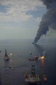 Incendio junto al buque que está recogiendo el fuel. (Foto: E. Lesser)