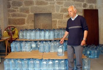 El concello de Cenlle suministraba agua en garrafas cuando apareció arsénico en los pozos. (Foto: MARTIÑO PINAL)
