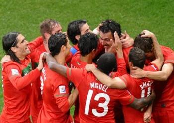 Jugadores portugueses felicitándose por la goleada