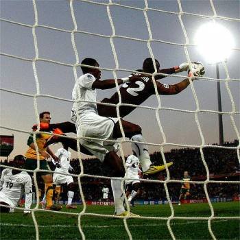 Australia bloca el ímpetu de Ghana con diez jugadores