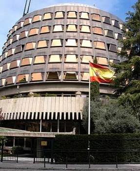 Fachada del Tribunal Constitucional, que retomó ayer las deliberaciones sobre el Estatut catalán. (Foto: J.J. Guillén)