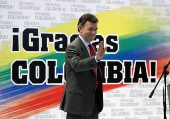 El presidente electo de Colombia, Manuel Santos, saluda a sus seguidores.
