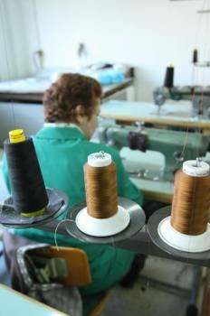 Una trabajadora en un taller textil. (Foto: Archivo)