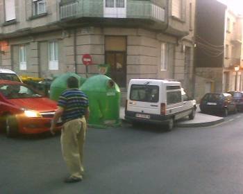 Un vehículo estacionado en una acera, en la calle Parrondo. (Foto: X.A.R.)