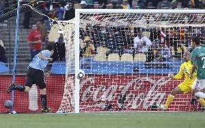 Luis Suárez adelantó a Uruguay con un gran cabezazo