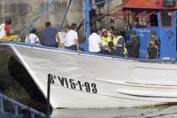 Agentes de la Guardia Civil junto a los tripulantes de uno de los barcos que registraron en Vigo. (Foto: Sxenick)