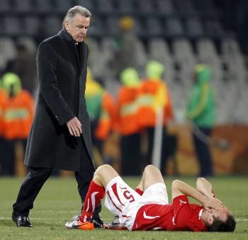 El jugador suizo Steve von Bergen  se lamenta junto a su entrenador, Ottmar Hitzfeld. (Foto: Yuri Kochetkov)