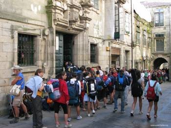 Un grupo de peregrinos hacen cola en Santiago. (Foto: Archivo)