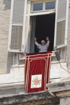 El Papa saluda a los fieles, ayer, en el Vaticano. (Foto: Guiseppe Giglia.)