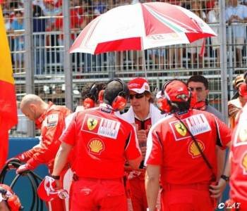 Miembros del equipo Ferrari con Fernando Alonso en Valencia