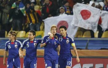 Jugadores japoneses tras el encuentro con Camerún