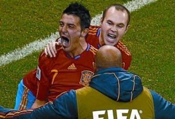 Iniesta y Reina (de espaldas) abrazan a Villa tras el gol a Portugal
