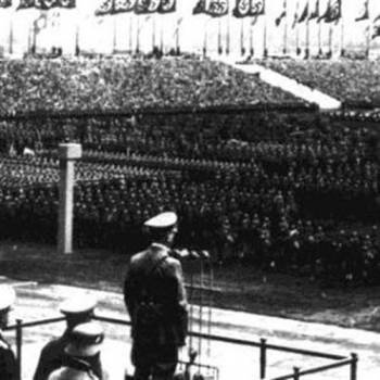 Adolf Hitler en un discurso de masas