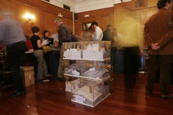 Urnas llenas de papeletas durante el recuento del voto emigrante en las pasadas autonómicas.