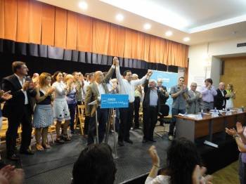 Manuel Baltar y José Luis Baltar alzan los brazos del nuevo líder del PP en Xinzo. (Foto: Marcos Atrio)