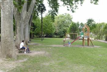 Un  niño juega en el parque infantil de los jardines de la Casa Grande.