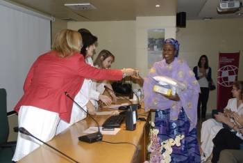 Los profesores nigerinos recogen el material del Hospital de O Barco.