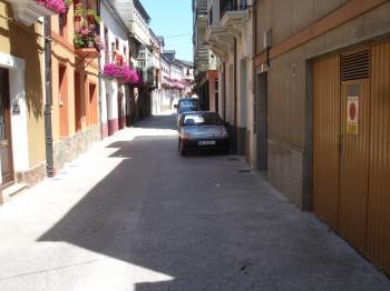 Coches aparcados en la calle Real, en O Barco.
