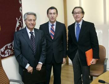 Gayoso, Feijóo y Méndez, en día que anunciaron la fusión de las dos entidades.