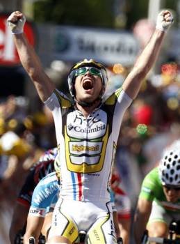 Cavendish celebrando la victoria disputada al sprint