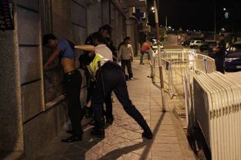 Un agente cachea a un joven, durante un control nocturno, (Foto: Miguel Ángel)