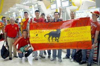 Aficionados españoles, preparados para animar a la Selección. (Foto: Efe)