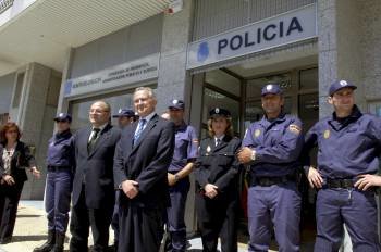 Autoridades y agentes durante la inauguración de la nueva sede de la Autonómica en Ourense.