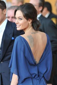 Angelina luciendo algunos de sus muchos tatuajes