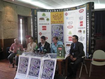 El alcalde, Carlos Montes, y el concejal de Festejos, Gómez, con algunos patrocinadores.