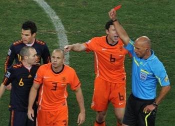 Momento en el que Howard Webb expulsa a un jugador de Holanda