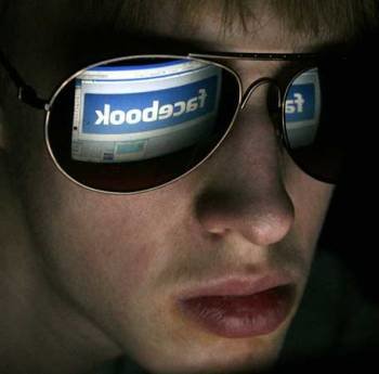 El logo de Facebook reflejado en las gafas de un joven